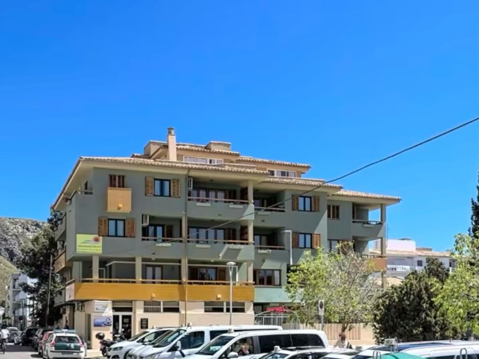 El edificio antes de la obra: fachada envejecida, canalones y bajantes originales