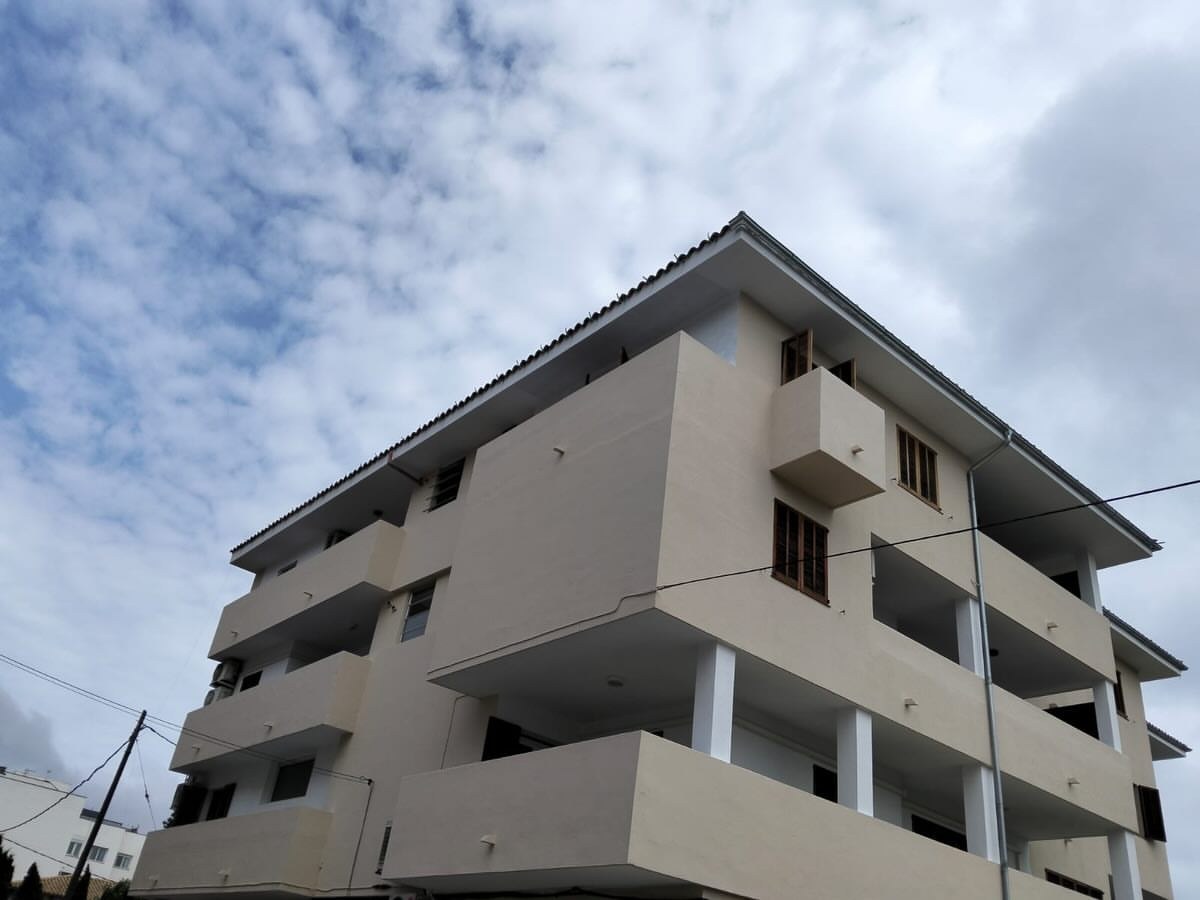 El edificio terminado: fachada saneada y pintada, canalones y bajantes nuevos