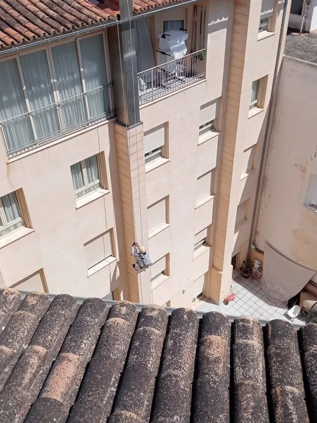 Fachada interior de un edificio vista desde las tejas de la cubierta, una zona de difícil acceso